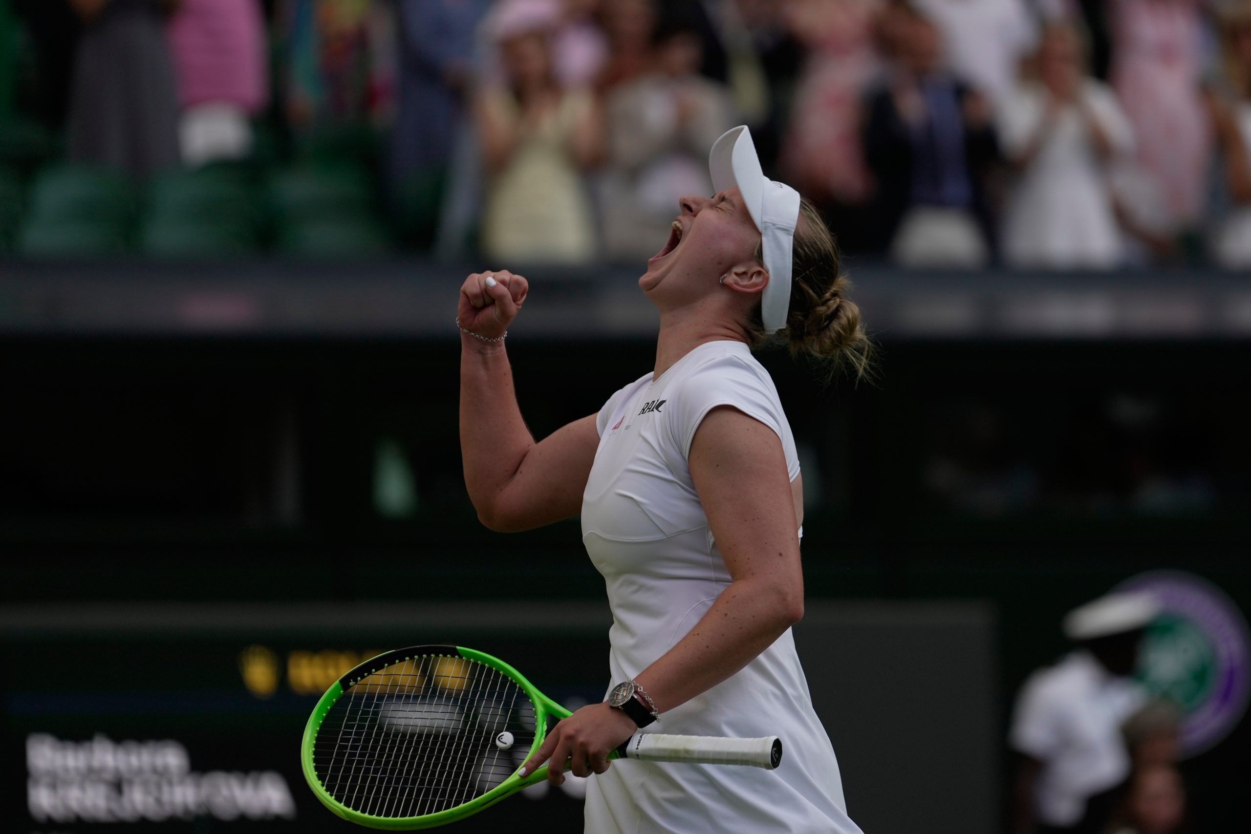 Krejcikova bat lauréate de Roland-Garros Andreeva en surprise à Wimbledon, Gauff évite l’élimination face à Sierra