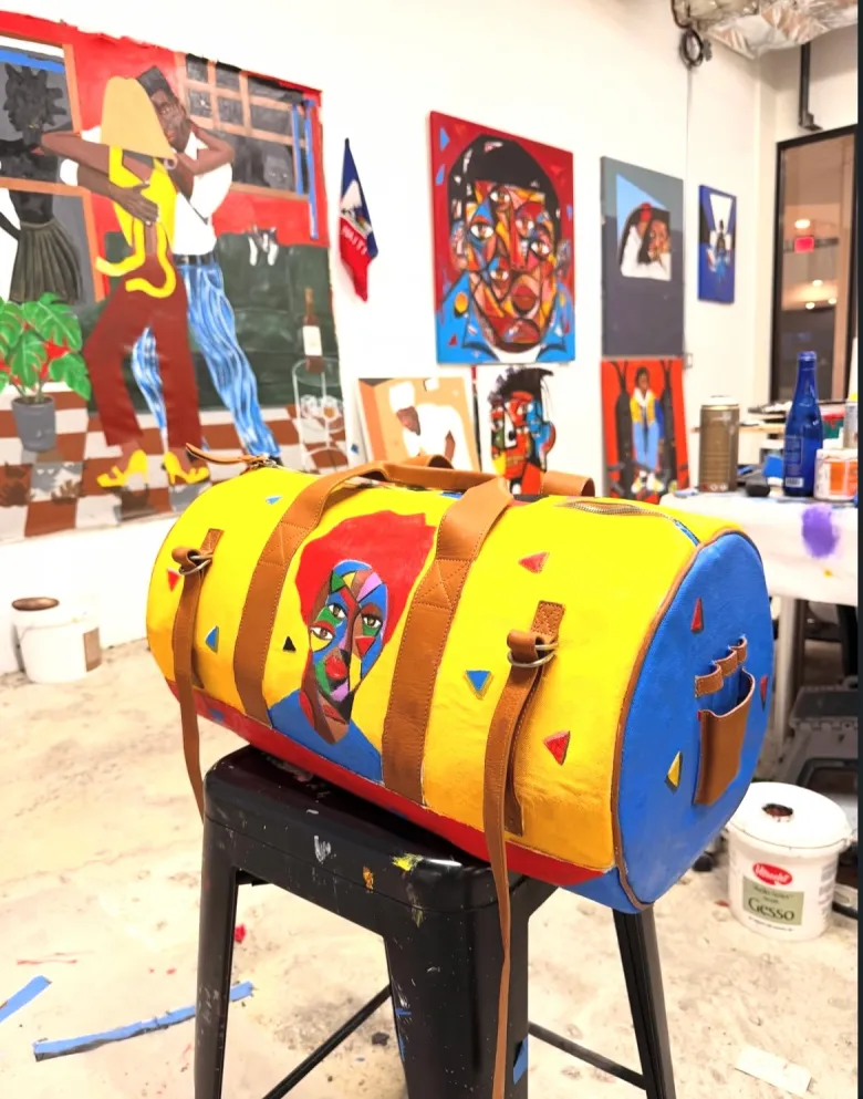Le sac de voyage de Naderson Saint-Pierre et Daveed Baptiste pour la collection KidSuper Spring 2027. Photos de Genesis Bonilla