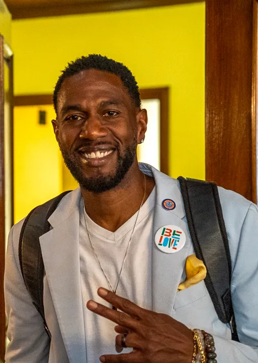 L’avocat public de New York, Jumaane D. Williams, participe à un petit-déjeuner dédié à l’immigration et au marché du travail à Brooklyn College, le 30 juillet 2026. Fredner Cayemitte / The Haitian Times