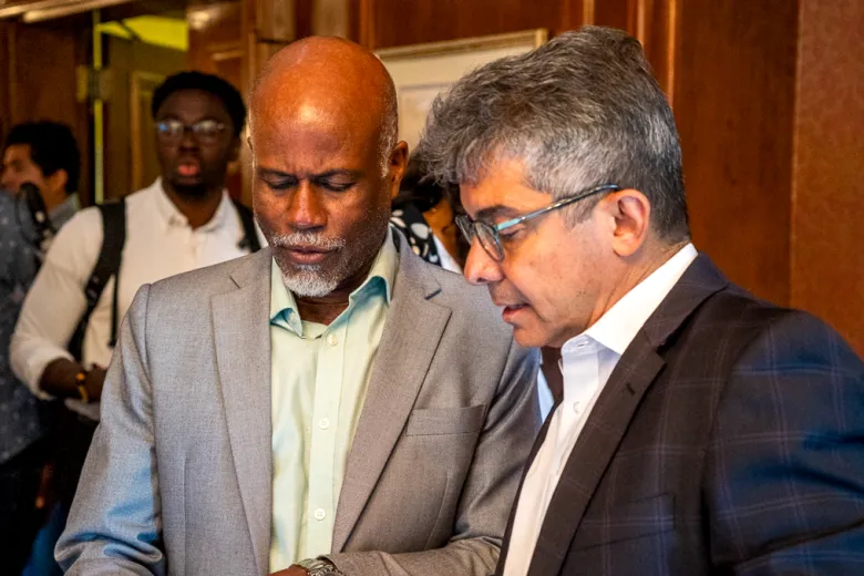 Garry Pierre-Pierre, fondateur du Haitian Times et directeur des partenariats chez URL Media, échange avec José Bayona, fondateur de Grassroots Strategies, lors de “Leading Labor in a Changing Immigration Landscape” à Brooklyn College, le 30 juillet 2026. Fredner Cayemitte / The Haitian Times