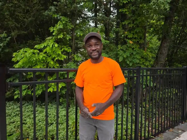 Chedner Vaillant souriant après une journée de travail à Columbus, Ohio, le mercredi 12 août 2026. Photo de Rupal R. Shah pour The Haitian Times