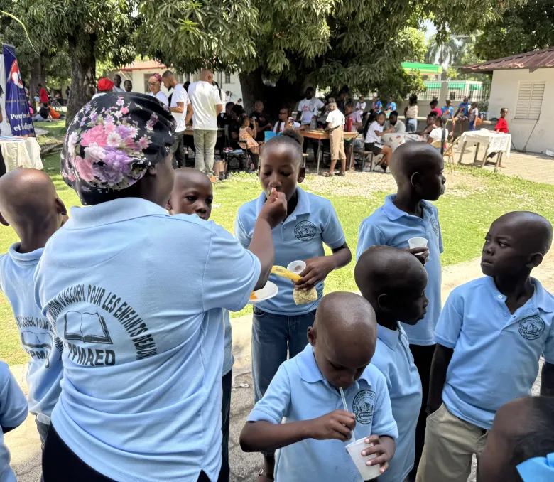 Certaines orphelins ayant assisté à la première édition de “Let’s Play Together” quittent le Lycée Anacaona à Léogâne, le samedi 15 août 2026. Photo de Daniella Saint-Louis pour The Haitian Times.