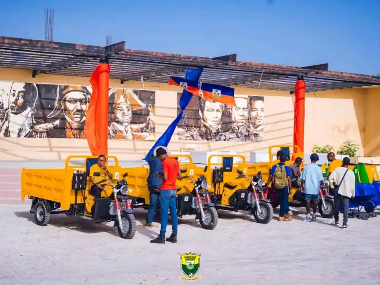 Trois roues participant au programme de nettoyage Katye pam Pi Pwòp à Gonaïves. Photo crédit : Mairie de Gonaïves.