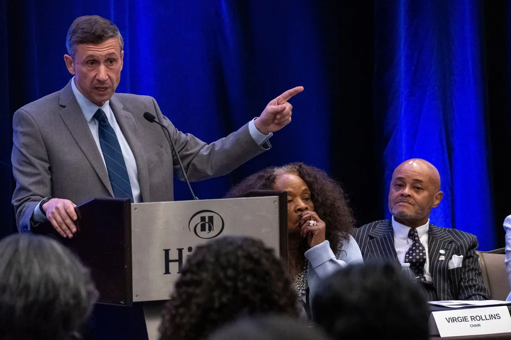 Démocrates divisés sur la suppression ou la réforme de l'ICE lors de la réunion du DNC