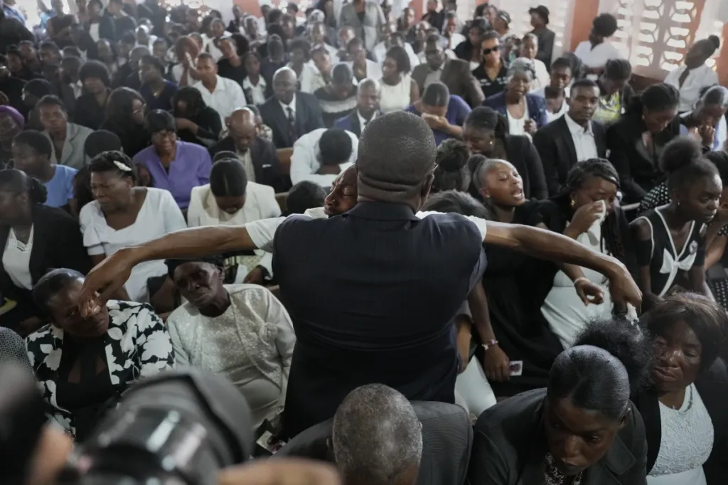 Des centaines de personnes rendent hommage aux 4 victimes d'une attaque de gang sanglante en Haïti, qui a fait 47 morts