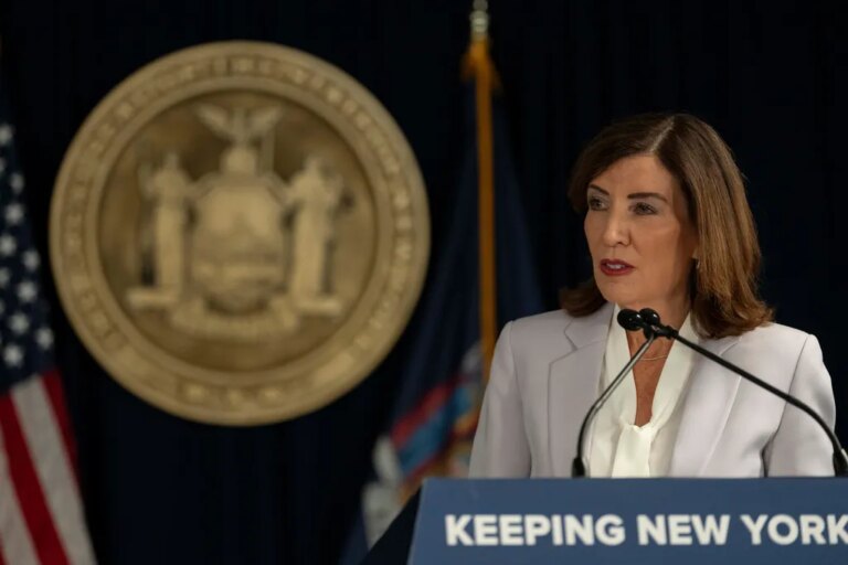Hochul exhorte le ministère de la Sécurité intérieure à revenir sur la fin du programme de TPS