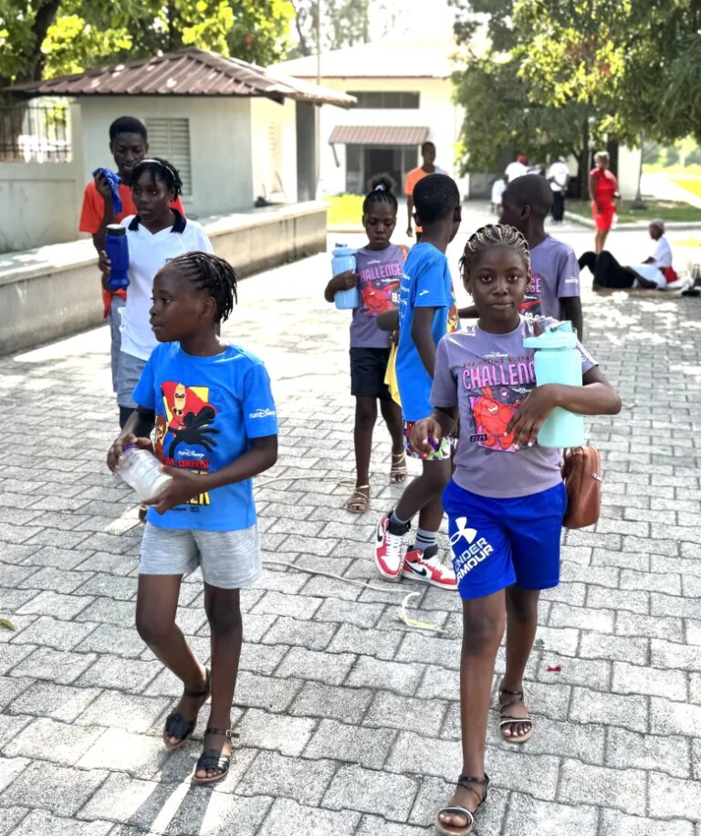 Jeux traditionnels haïtiens : une pause ludique pour les enfants face aux écrans
