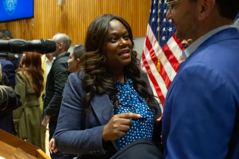Le président du Parti démocrate de Brooklyn remporte de justesse le vote contesté pour Modifier les règles du parti