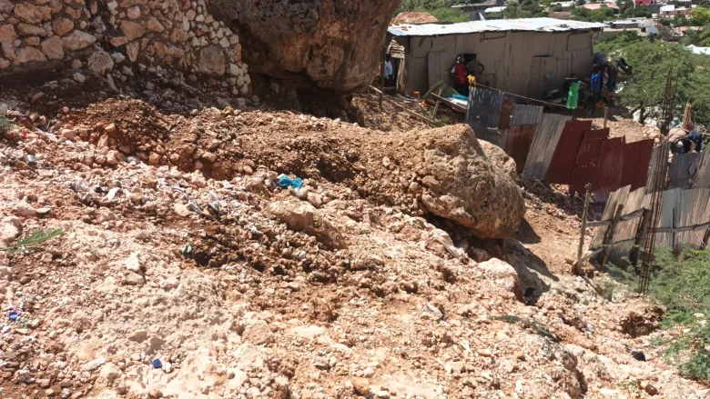 A partial view of the underside of Mount Bientac, where residents are exposed to landslides and rolling rocks, as seen on Wednesday, Sept. 2, 2026. Photo by Onès Joseph for The Haitian Time