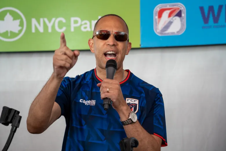 Hakeem Jeffries, leader de l’opposition à la Chambre des représentants des États-Unis, prend la parole lors du petit-déjeuner VIP de WIADCA, le 7 septembre 2026. Photo par Fredner Caimite / The Haitian Times.