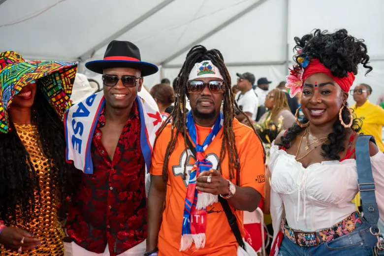 Mickael Marabou (extrême droite), le responsable de liaison avec la communauté haïtienne pour le comité du Labor Day de WIADCA, pose avec des participants au petit-déjeuner VIP annuel de WIADCA à Brooklyn, le 7 septembre 2026. Photo par Fredner Caimite / The Haitian Times.
