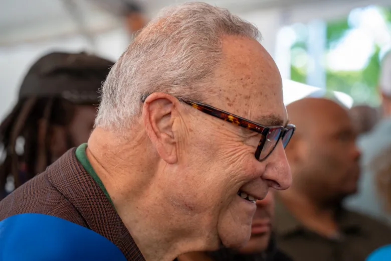 Chuck Schumer, leader de la minorité au Sénat des États-Unis, participe au 59e petit-déjeuner VIP de WIADCA au terrain de netball Carlos Lezama, le 7 septembre 2026. Photo par Fredner Caimite / The Haitian Times.
