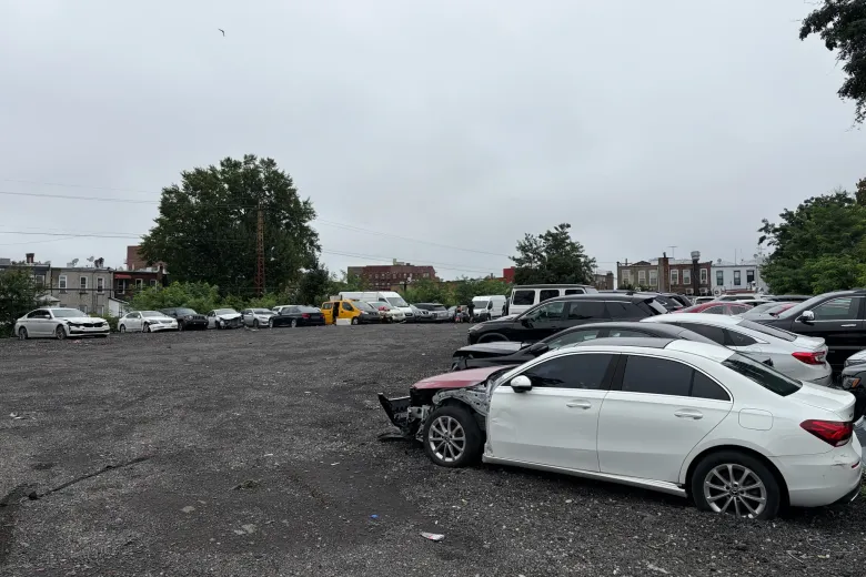 Un parking à Elmhurst, Queens, se construit au-dessus d’un cimetière du XIXe siècle contenant les restes de centaines de résidents noirs libres, le 17 août 2026. Credit: Greg Smith/The City Reporter
