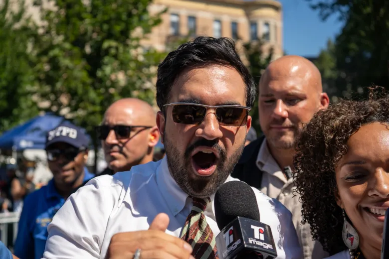 Le maire de New York, Zohran Mamdani, durant la parade du Jour des Antilles à Brooklyn, le 7 septembre. Photo de Fredner Cayemitte pour The Haitian Times.