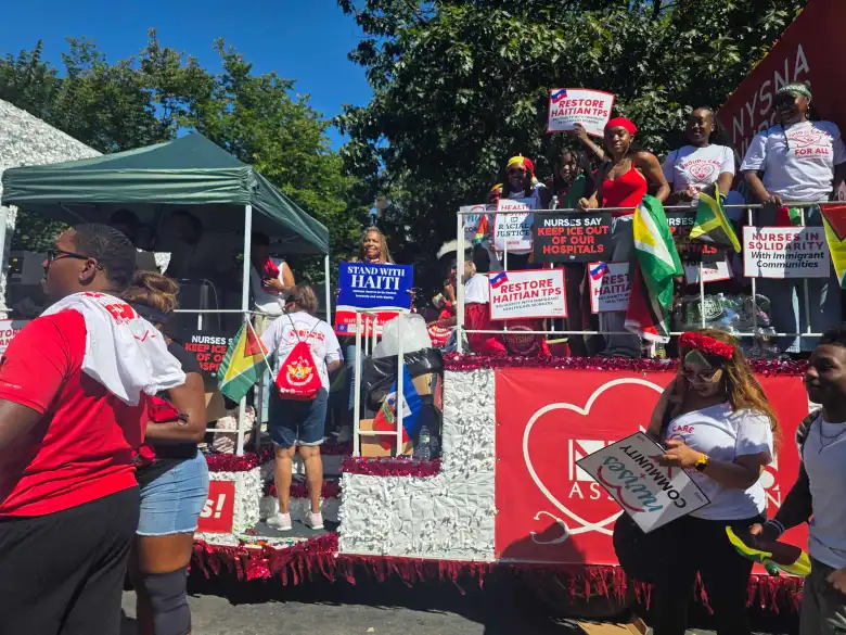 Le Syndicat des infirmiers de l’État de New York (NYSNA) défile avec une char décorée soutenant le TPS et la solidarité avec les immigrés lors de la parade du Jour des Antilles à Brooklyn, le 7 septembre. Photo de Darlie Gervais pour The Haitian Times