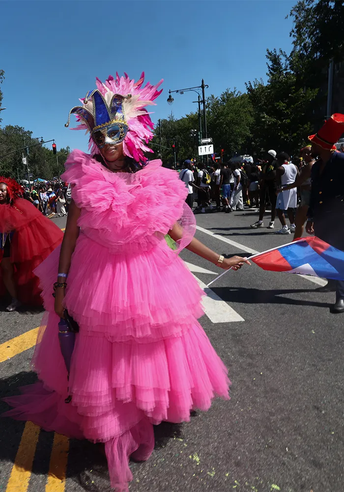 Masqueraders en costumes magnifiques marchant sur Eastern Parkway lors de la parade du Jour des Antilles à Brooklyn, N.Y., le 7 septembre. Photo de Bill Farrington pour The Haitian Times.