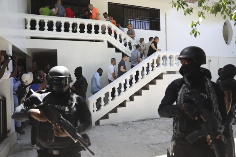 18 suspects de l'assassinat de Jovenel Moïse extradés d'Haïti vers les États-Unis
