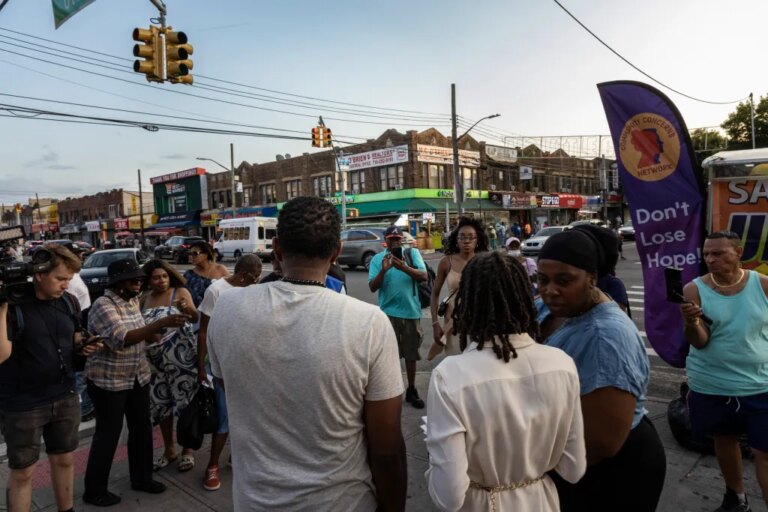 Le maire de New York et le défenseur du public encouragent les Haïtiens à célébrer et à trouver un moment de répit lors du défilé du Labor Day