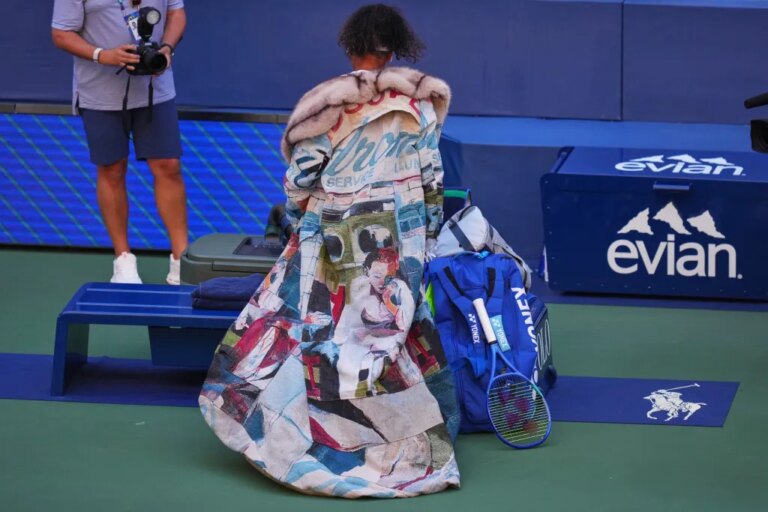 Naomi Osaka quitte l'US Open en exhibant une dernière tenue de mode tendance