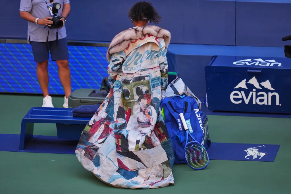 Naomi Osaka quitte l'US Open en exhibant une dernière tenue de mode tendance