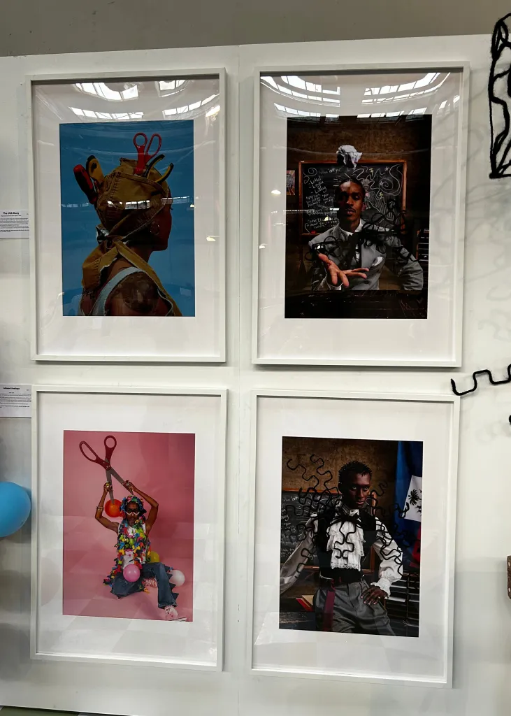 Une série de photographies mettant en valeur des coiffures créatives et l’expression culturelle lors de l’exposition “The Art & Rituals of Hair” de Kayra Theodore à CultureCon 2026 au Brooklyn Navy Yard. Photo by Catherine Roth / The Haitian Times