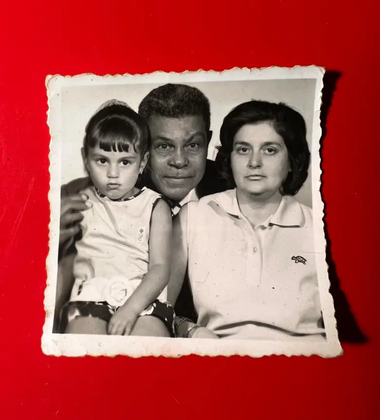 Savannah Savary lorsqu’elle était jeune avec son père, Philippe, et sa mère, Soad Chamy. Courtesy of Savannah Savary.