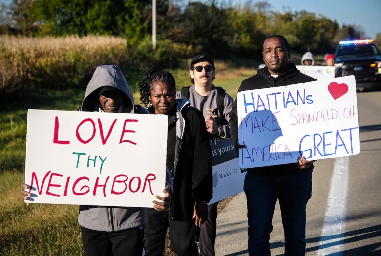 Participants posant pour une photo lors du cortège à Springfield, Ohio, demandant la fin des tactiques de l’ICE.