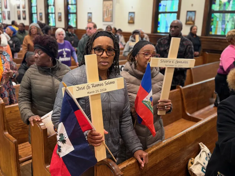 Les fidèles lors de la messe qui clôture la procession dans la rue à Flatbush, le 17 octobre 2026.