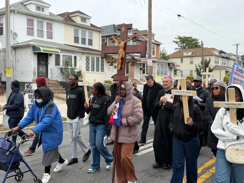 Participants lors de la procession dans les rues de Flatbush, le 17 octobre 2026.