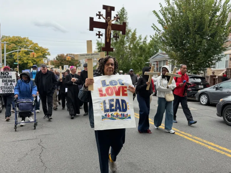 Participants lors de la procession dans les rues de Flatbush, le 17 octobre 2026.