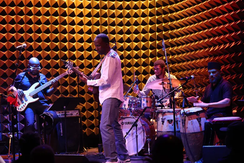 BéLo fête ses fans de New York lors d’un concert complet à Joe’s Pub