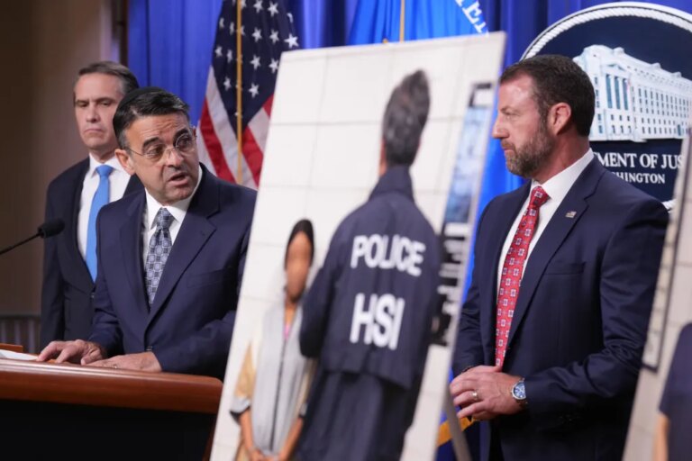 L'administration Trump affirme qu'il n'y aura pas de policiers de l'ICE aux bureaux de vote, mais les militants se mobilisent malgré tout