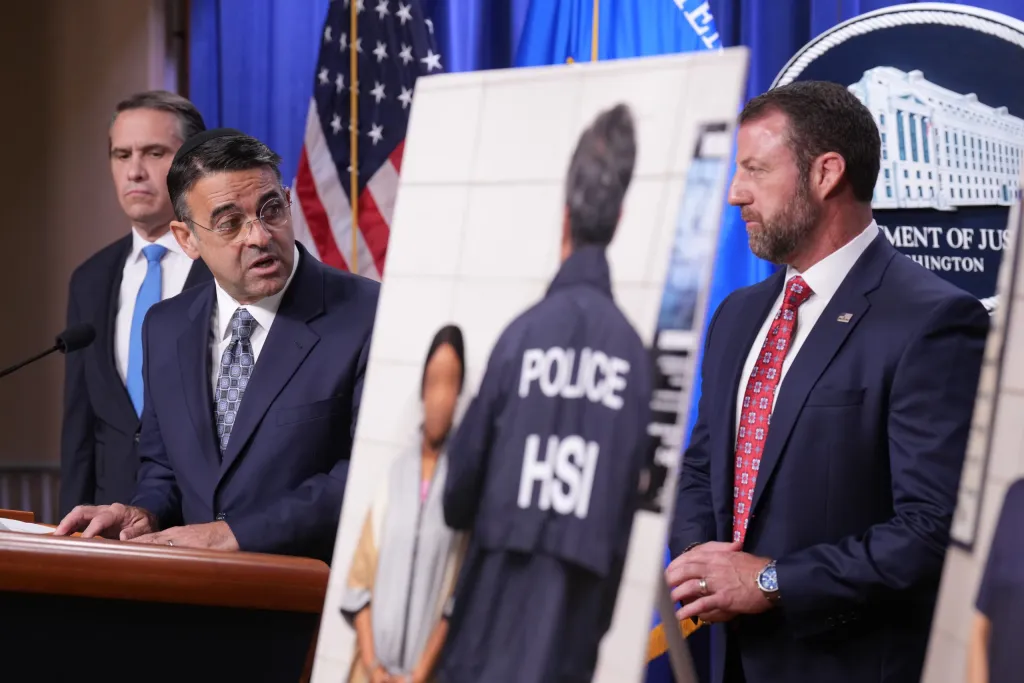 L'administration Trump affirme qu'il n'y aura pas de policiers de l'ICE aux bureaux de vote, mais les militants se mobilisent malgré tout