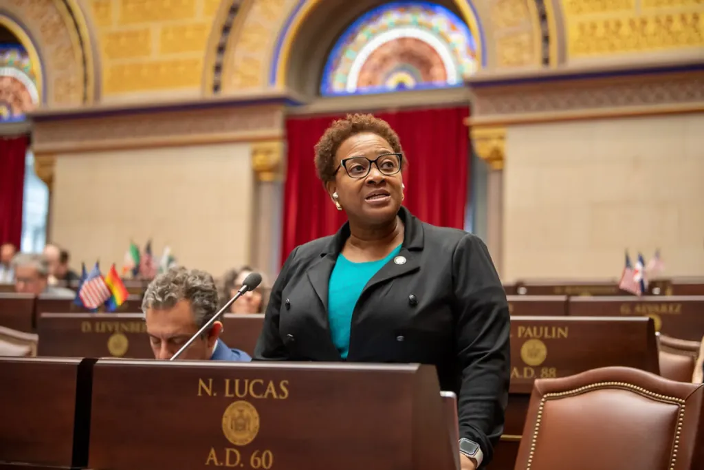 Les Démocrates de Brooklyn élisent Nikki Lucas comme présidente du parti malgré des ordonnances judiciaires