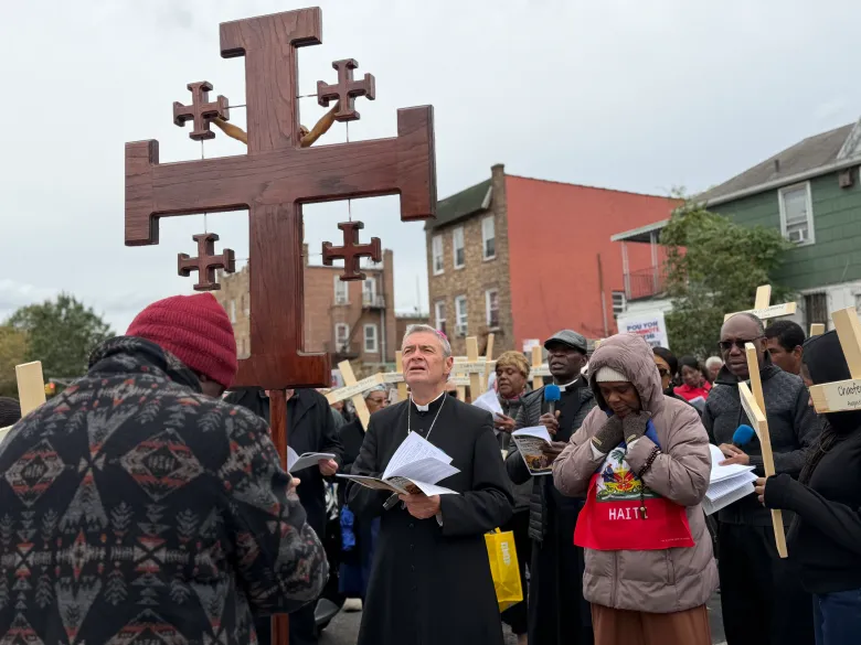 L’évêque Robert Brennan accompagne les marcheurs dans les rues de Flatbush, Brooklyn, le 17 octobre 2026, pour prier lors des Stations du Chemin de Croix.