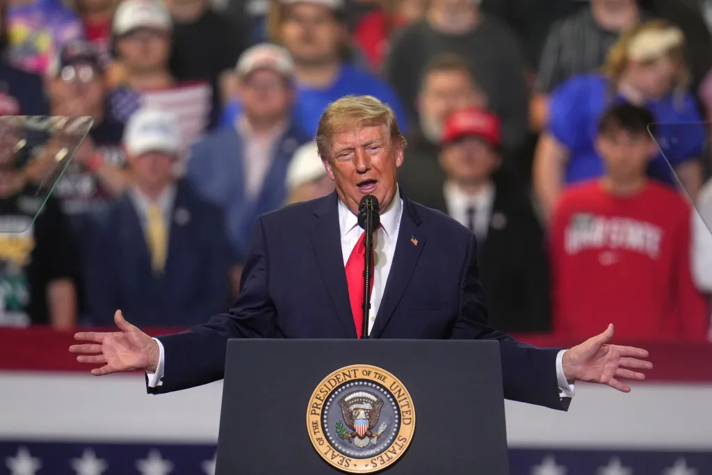 Trump vise les migrants haïtiens et somaliens lors d’un rassemblement en Ohio avant les élections de mi-mandat