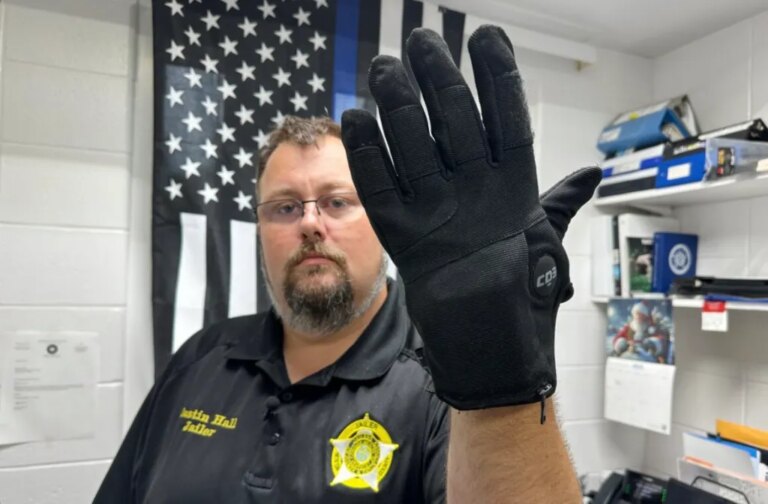 Une étude de l'armée révèle que les gants de choc achetés par l'ICE provoquent douleur, soumission et crainte chez les arrestés